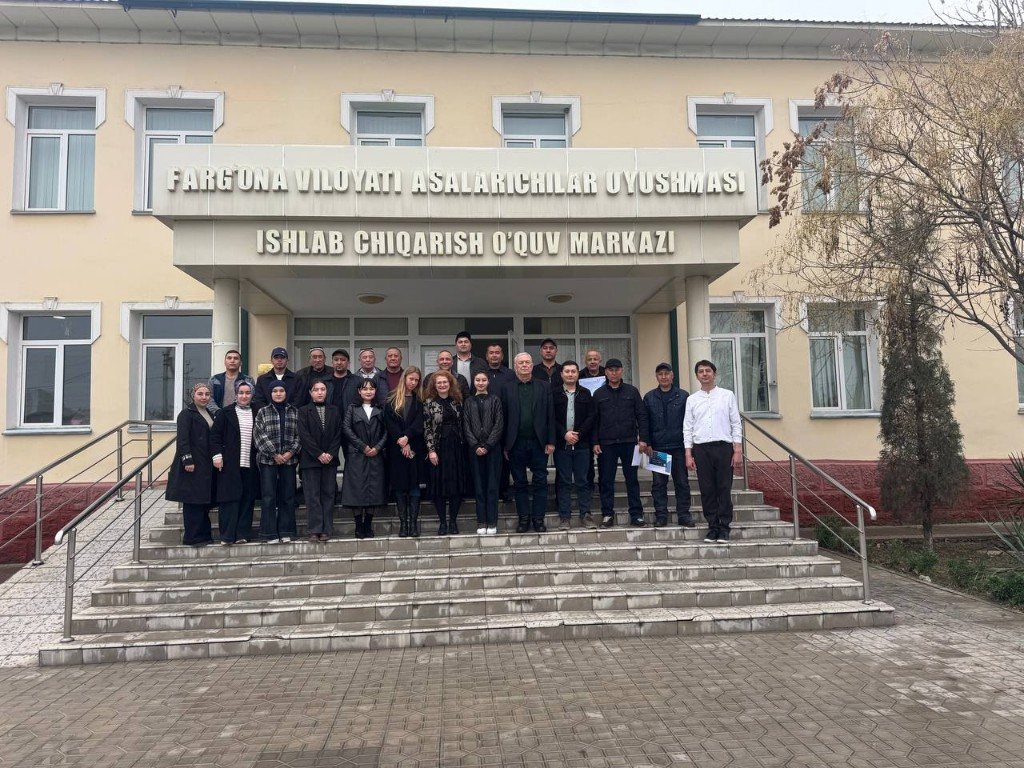 Участники IPL у учебно-производственного центра Ферганского областного Союза пчеловодов.