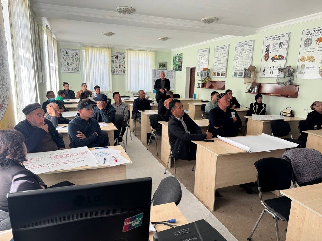 Семинар в учебном центре союза: пчеловоды и другие участники работают вместе.